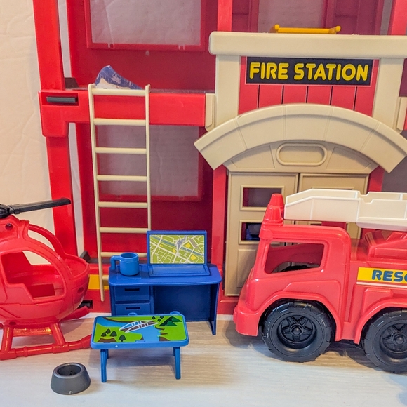 Kid Connection Fire Station, Vehicles and Accessories - Picture 4 of 10
